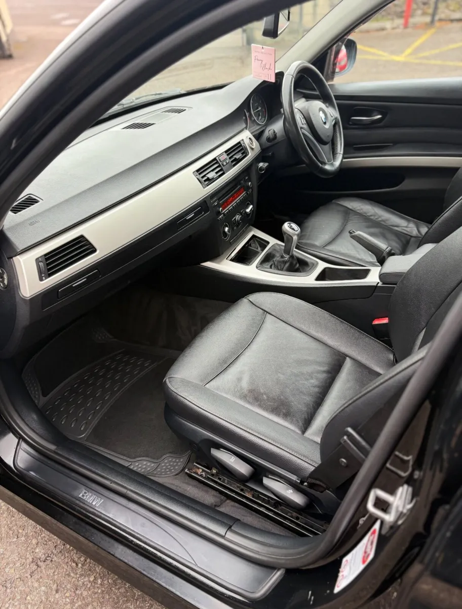 BMW 3-Series 2011 - Image 2
