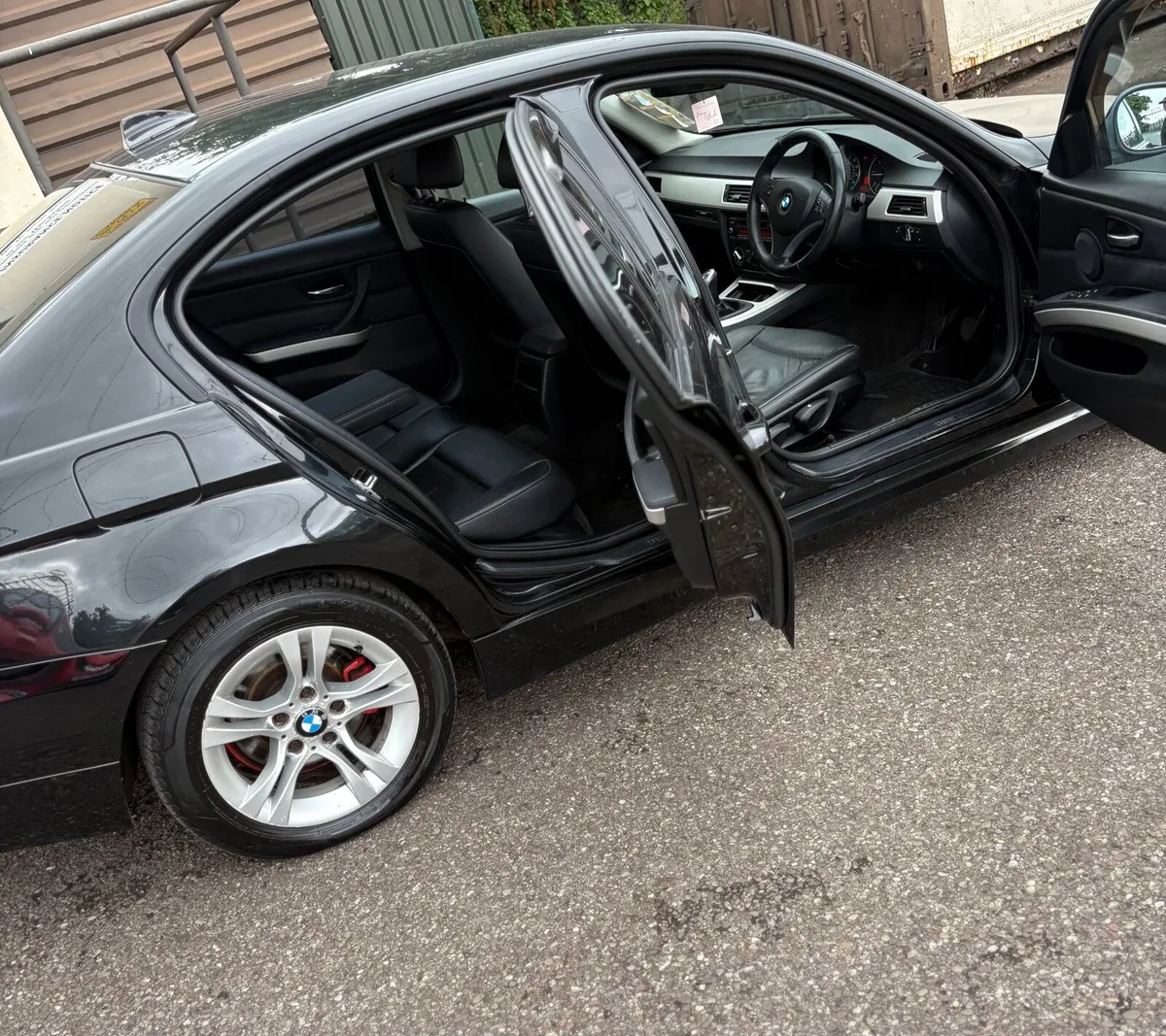 BMW 3-Series 2011 - Image 3