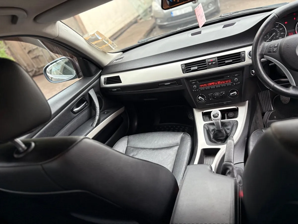 BMW 3-Series 2011 - Image 4