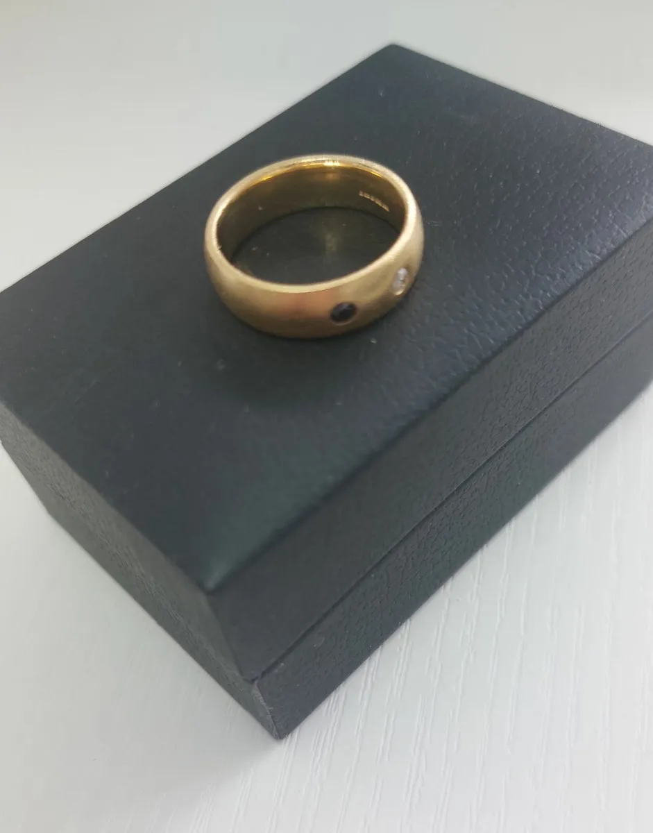 Men's 18 carat gold ring with small diamonds - Image 3