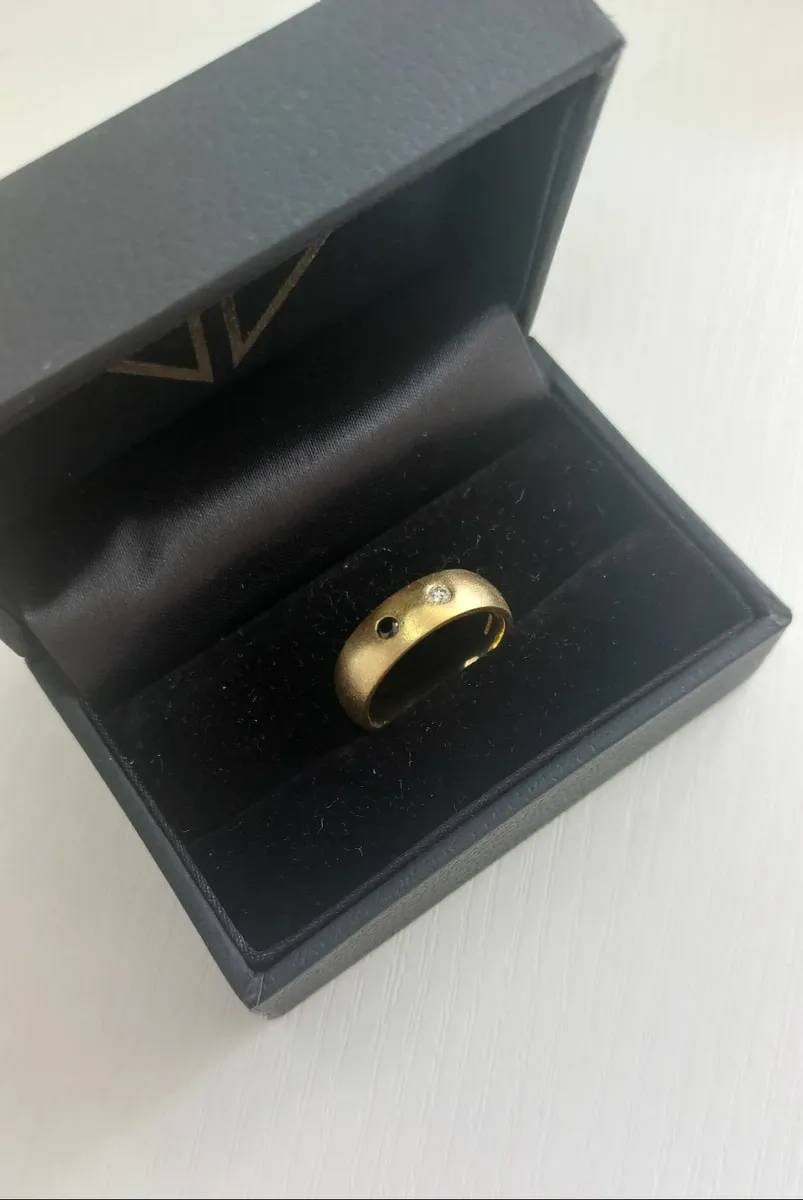 Men's 18 carat gold ring with small diamonds - Image 1