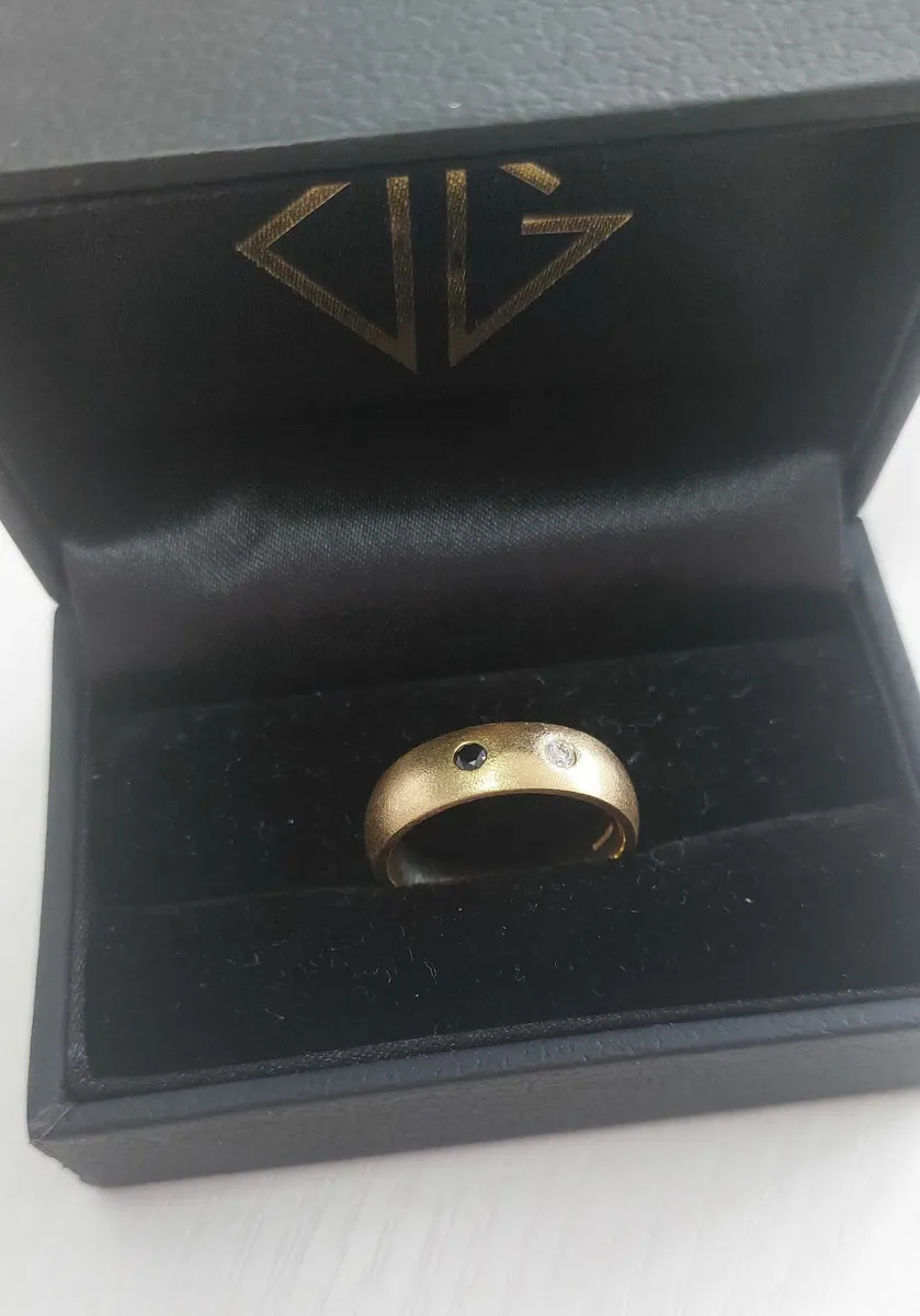 Men's 18 carat gold ring with small diamonds - Image 4