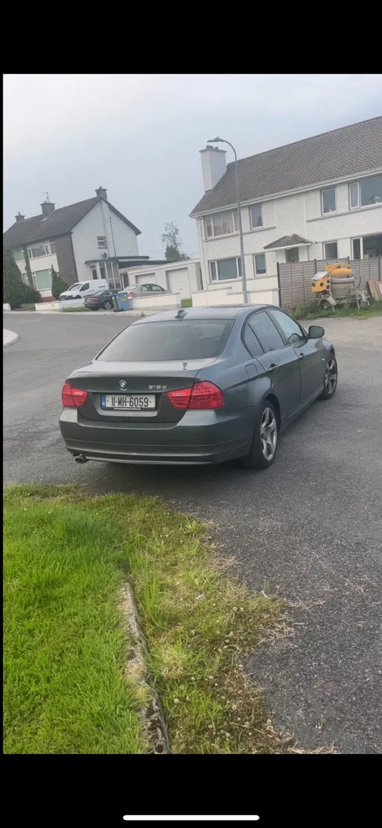BMW 3-Series 2011 - Image 3