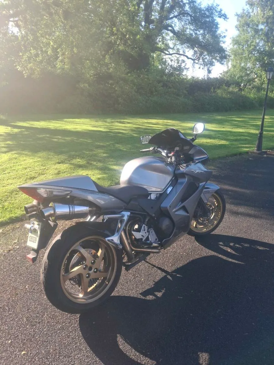 09Honda vfr 800 - Image 2