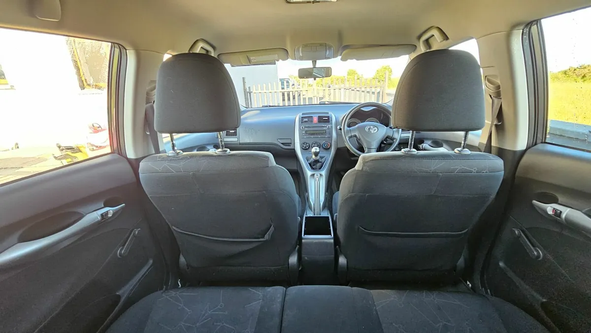 Toyota Auris 2007 - Image 2