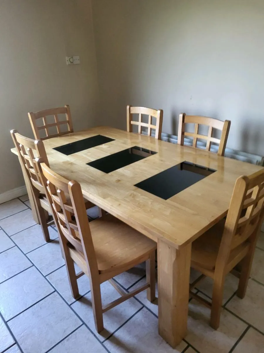 Table and chairs - Image 1