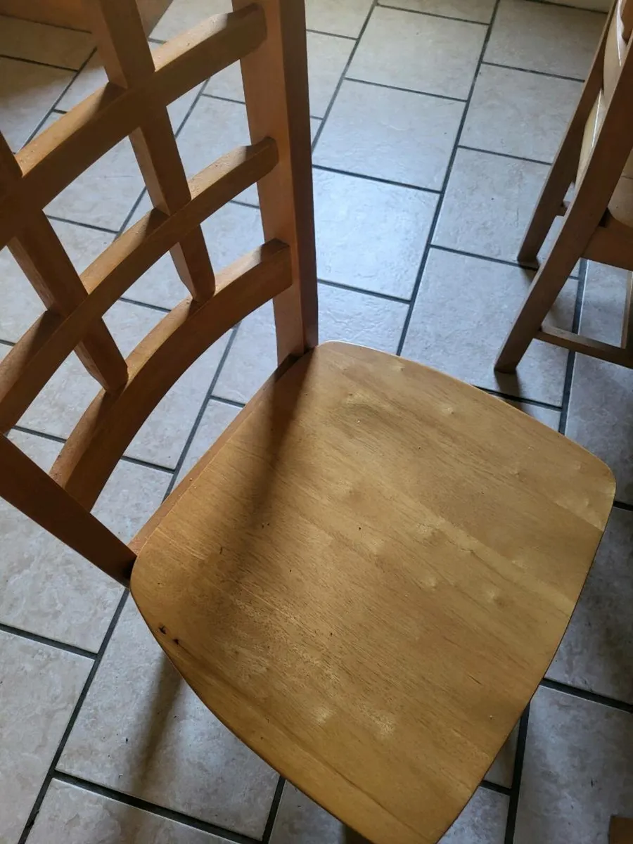 Table and chairs - Image 2