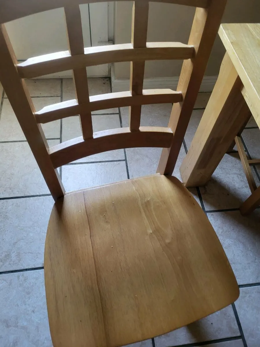 Table and chairs - Image 4