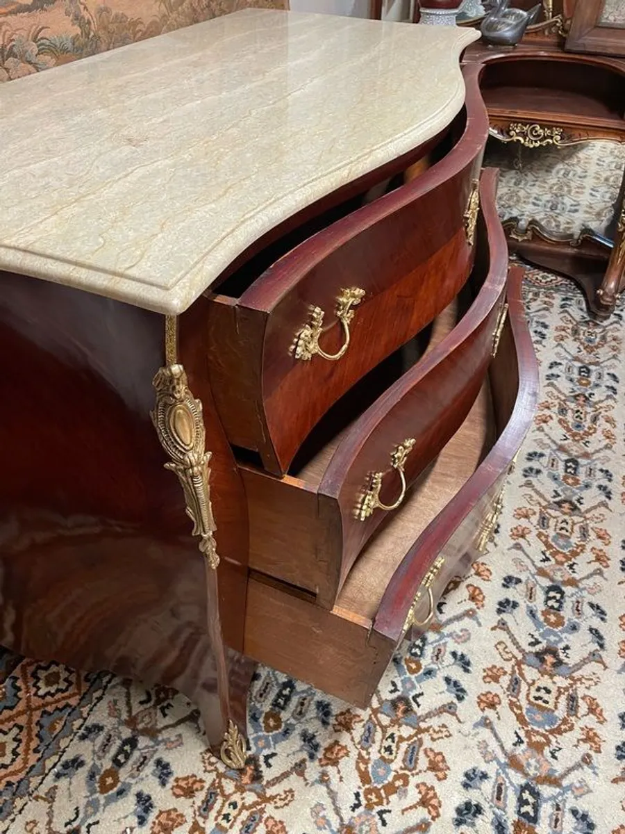 Very Good Oversize Mahogany Bombe Commode with Marble Top - Image 4
