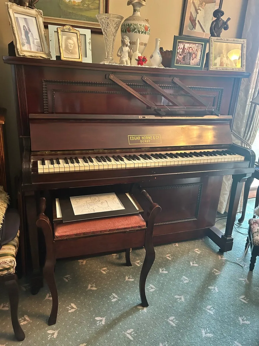 Piano with stool - Image 1