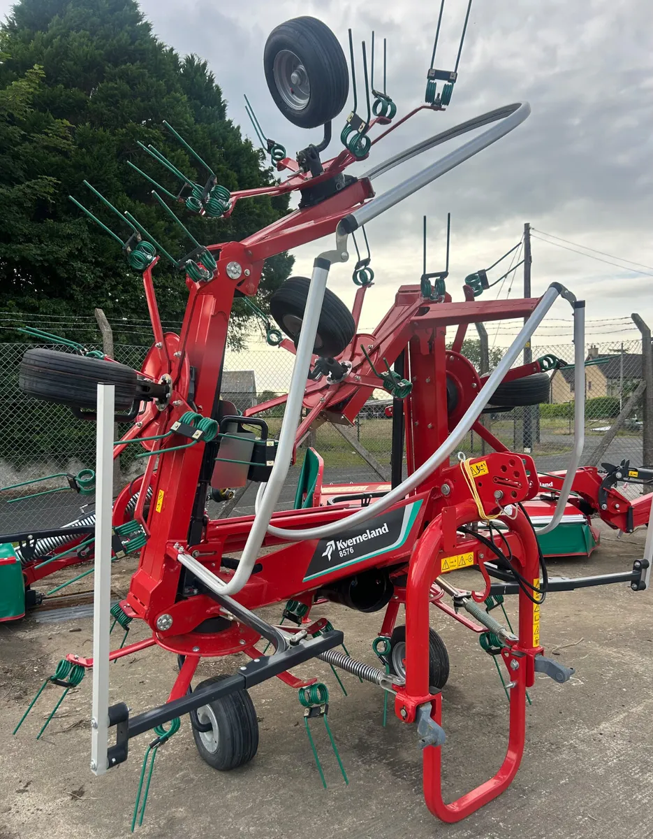 Kverneland 8576 6 rotor Tedder