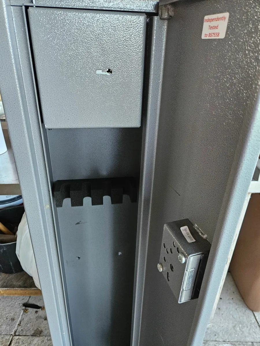 Gun cabinet - Image 2