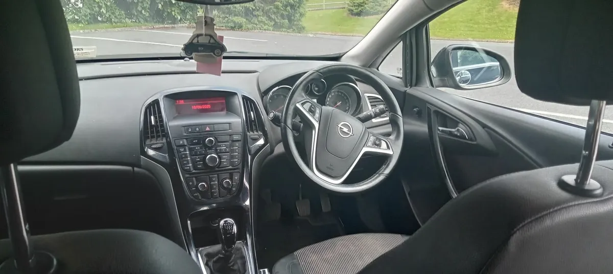 Opel Astra 2015 - Image 2