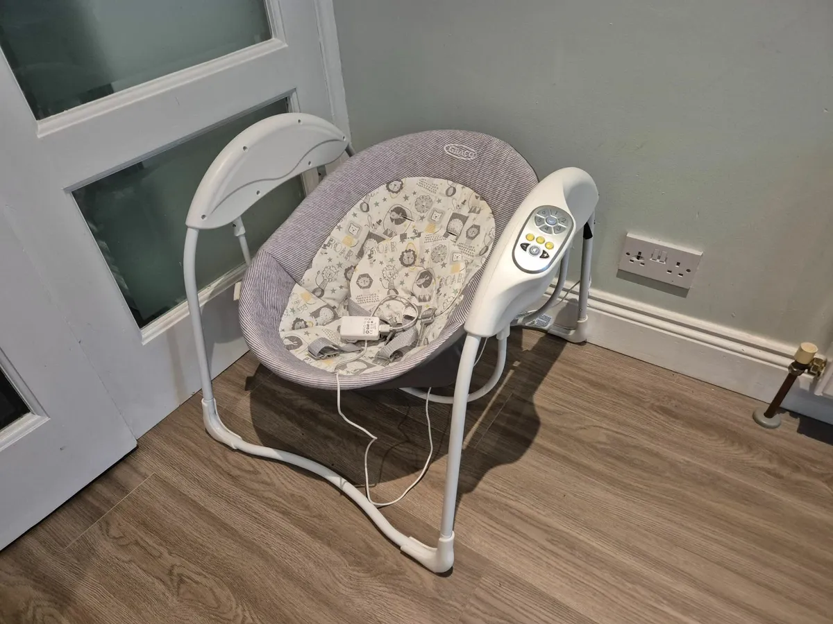 Electronic swing chair for babies