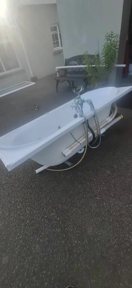 Jacuzzi bath - Image 2
