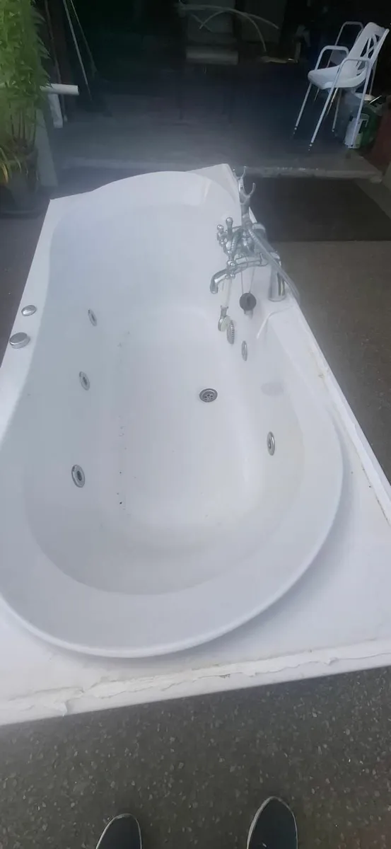 Jacuzzi bath - Image 4