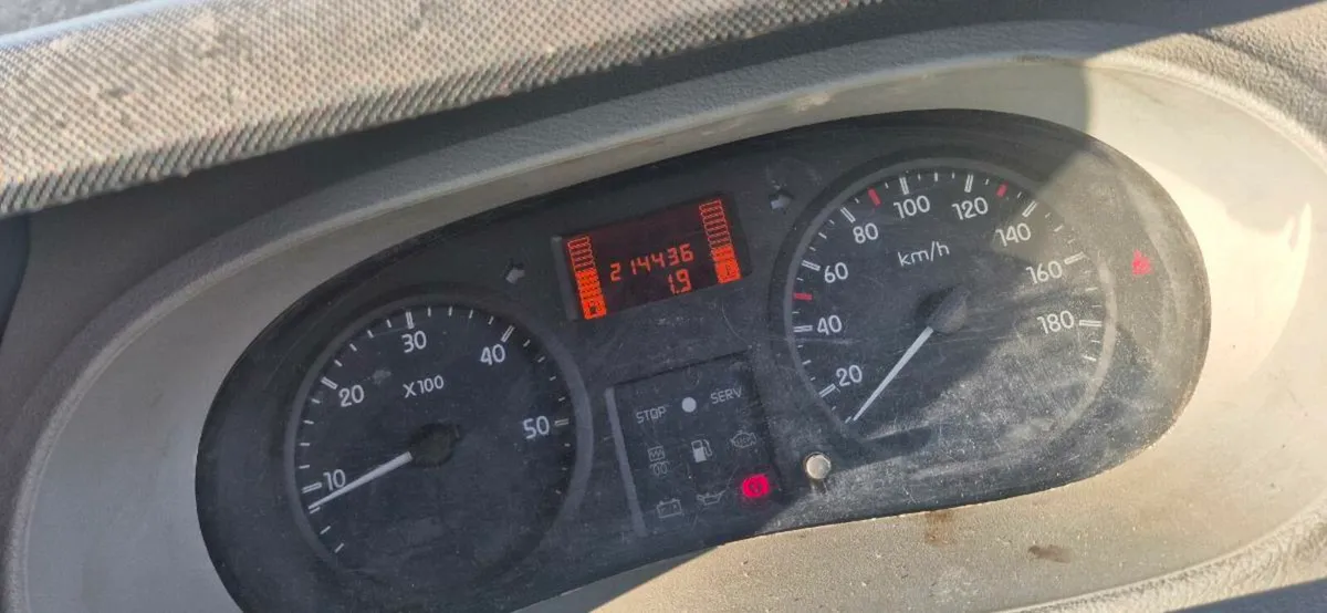 2005 Nissan Interstar - Image 2