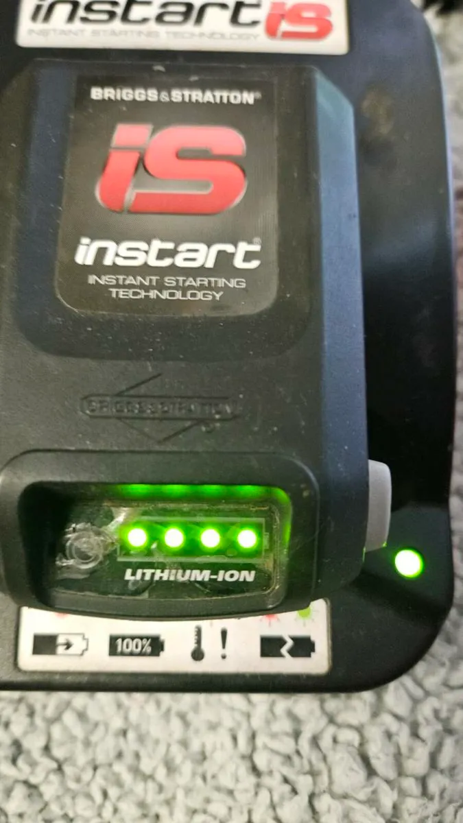 Briggs&Stratton  battery ans charger