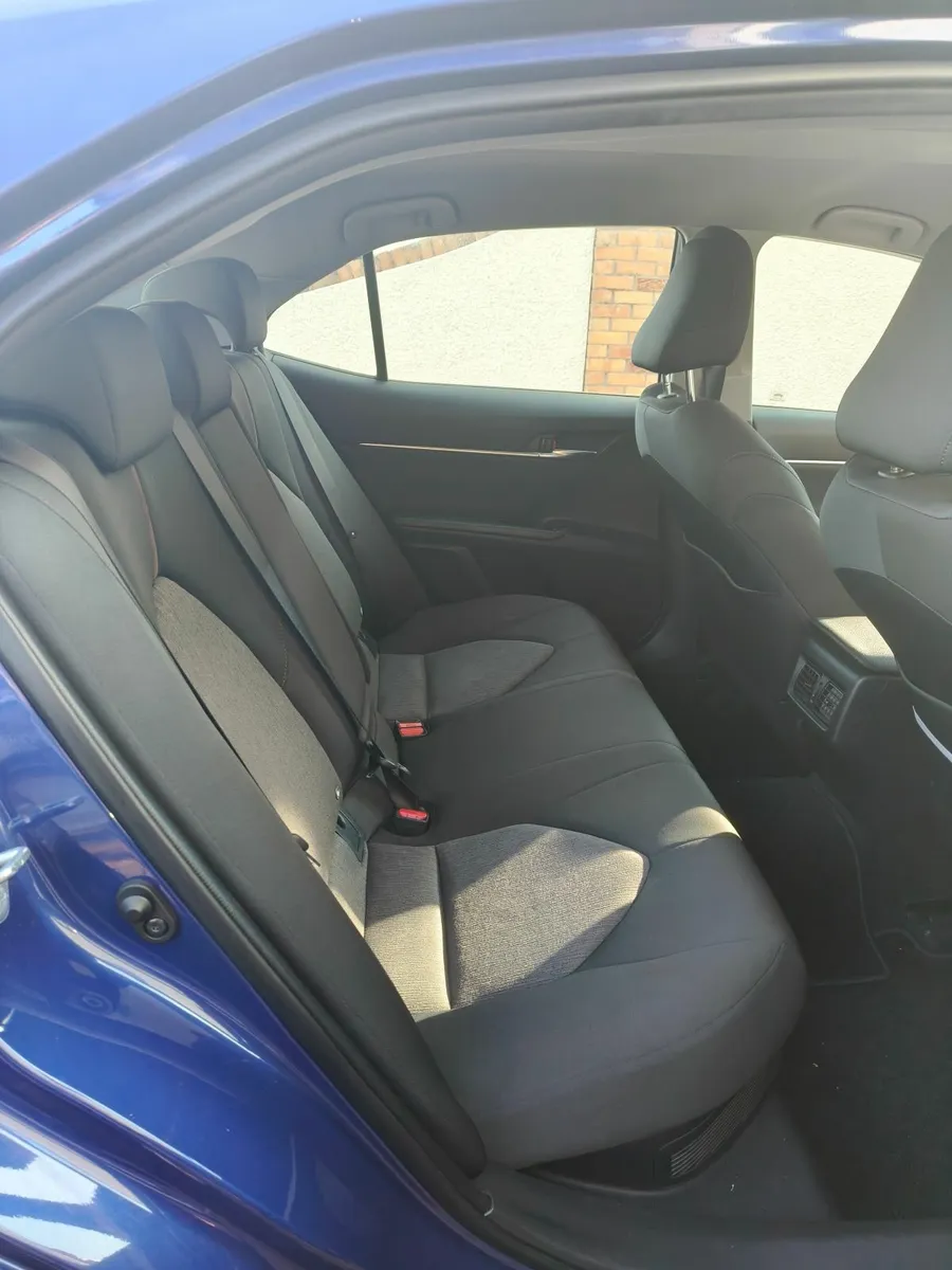 Toyota Camry 2018 - Image 2