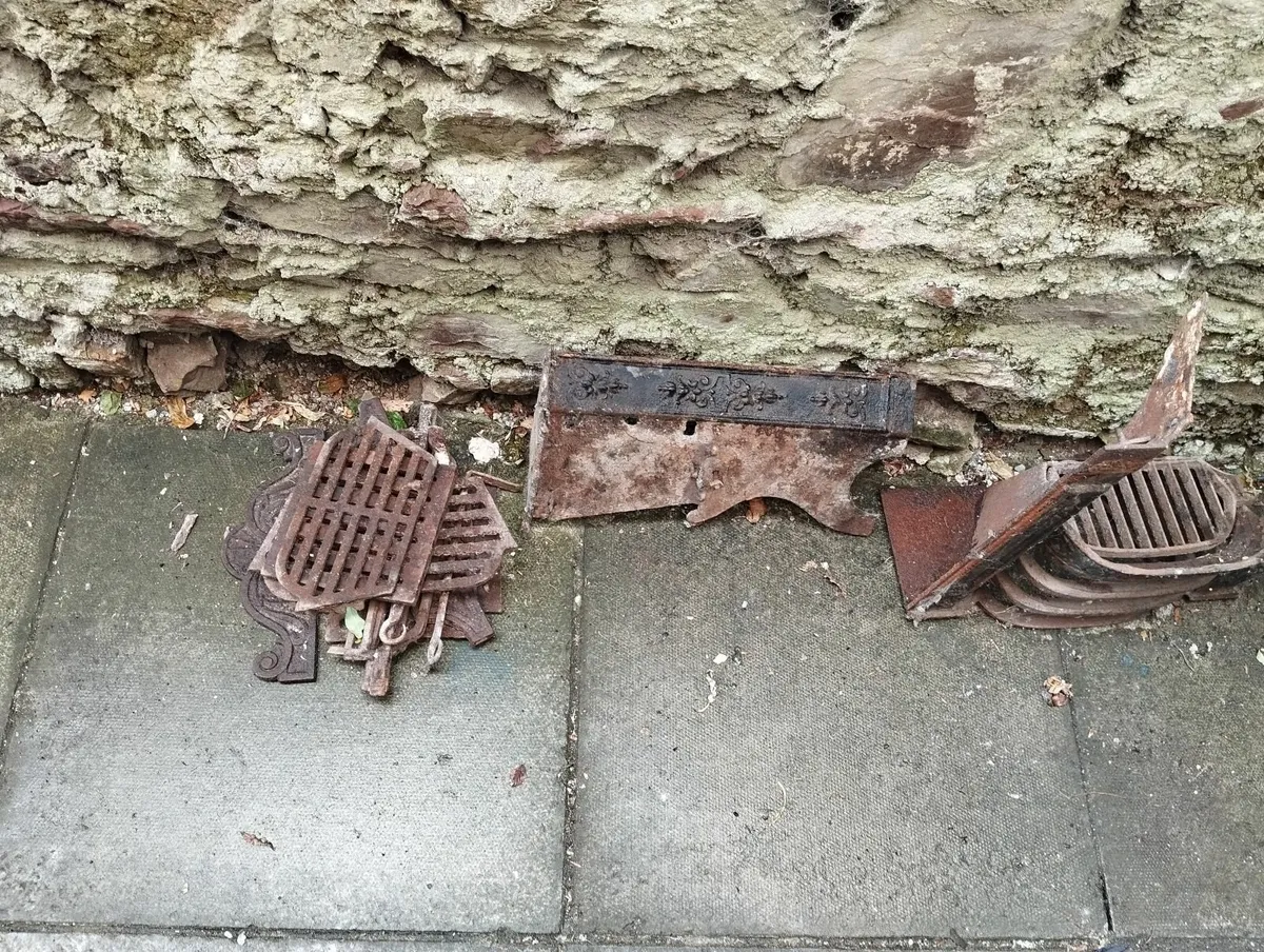 Old fireplace parts - Image 1