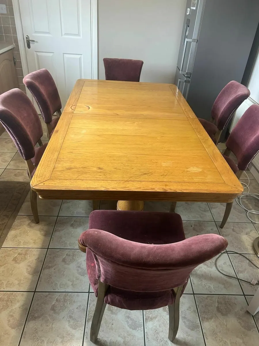 Oak dining table and 6 chairs - Image 1