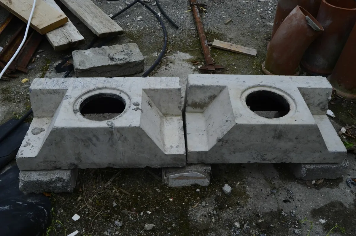 Concrete chimney flue retainers