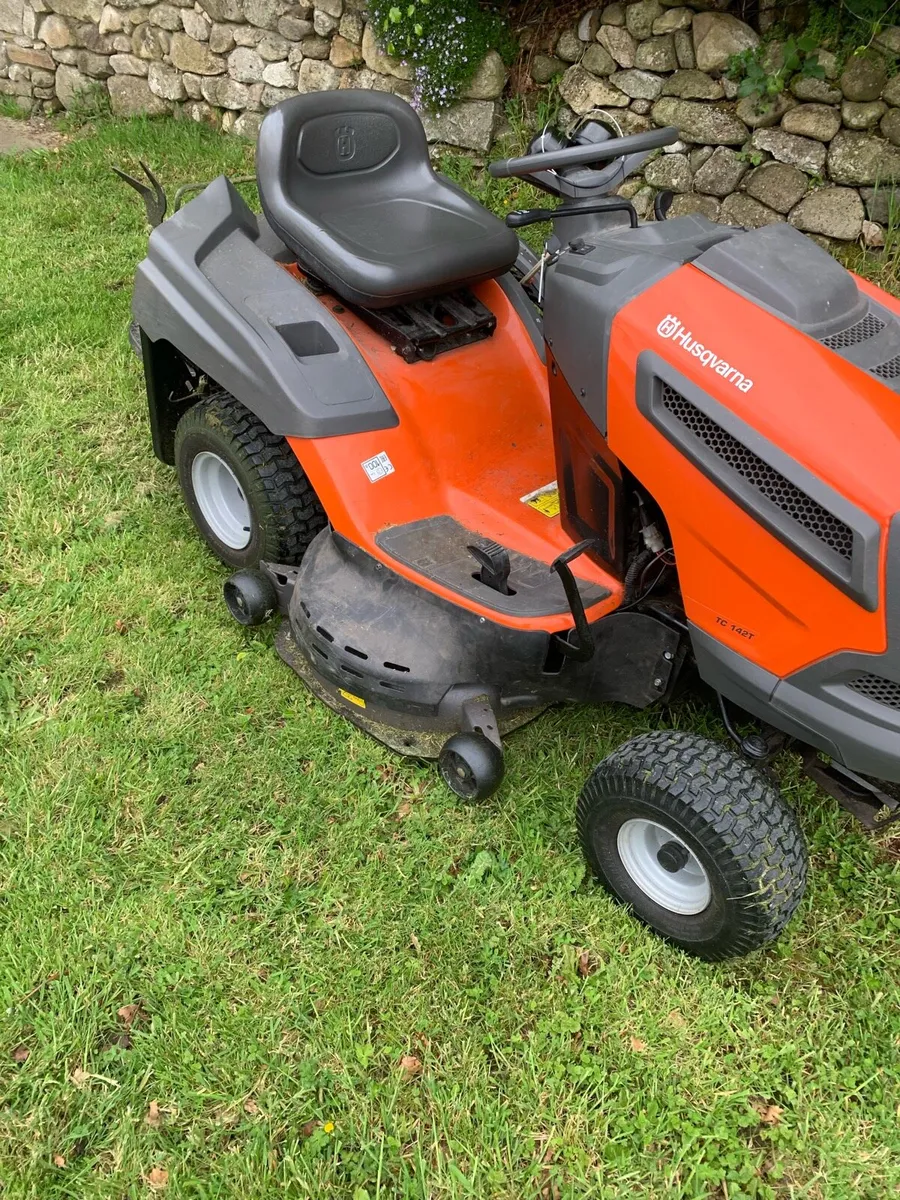 Ride on lawnmower - Image 1