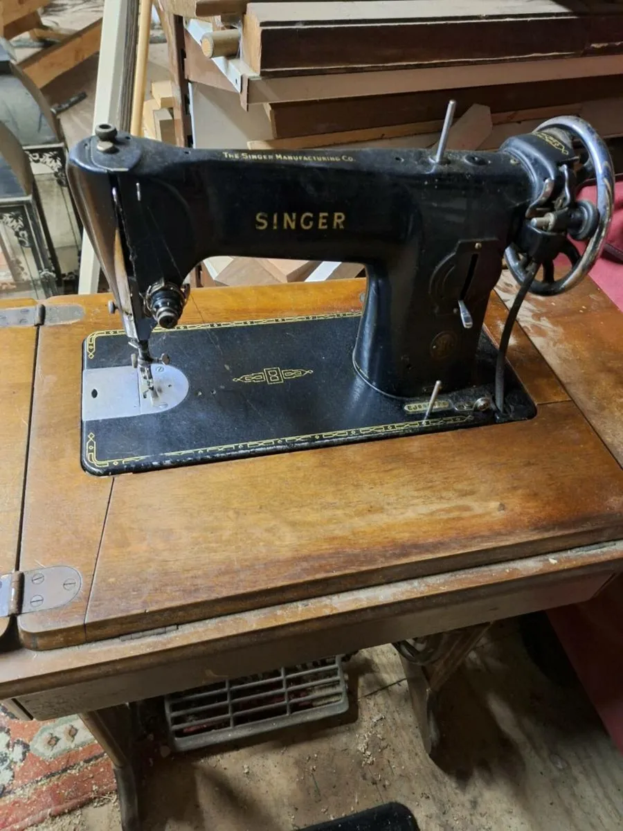 Singer sewing machine - Image 1