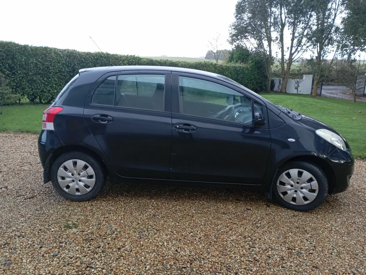 Toyota Yaris 2011 - Image 2