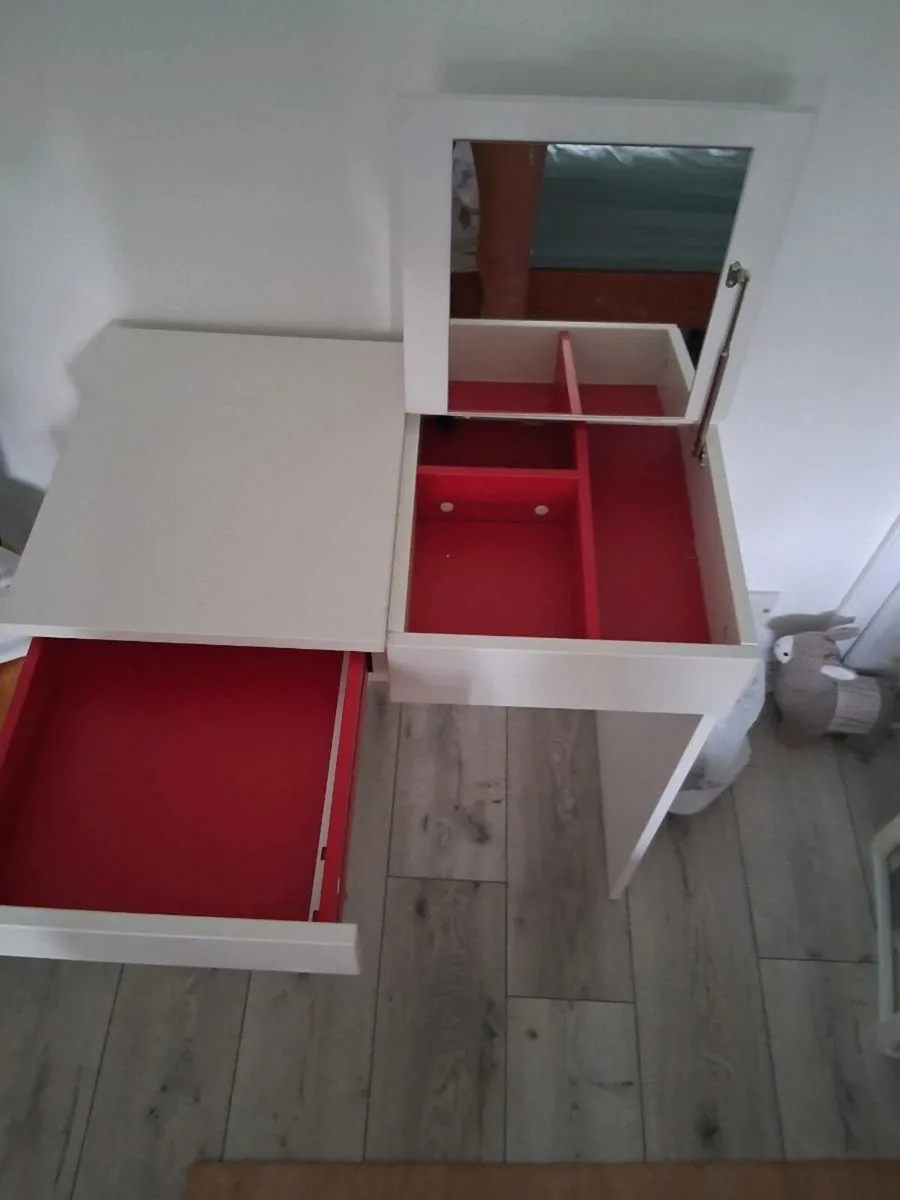 Dressing table - Image 1