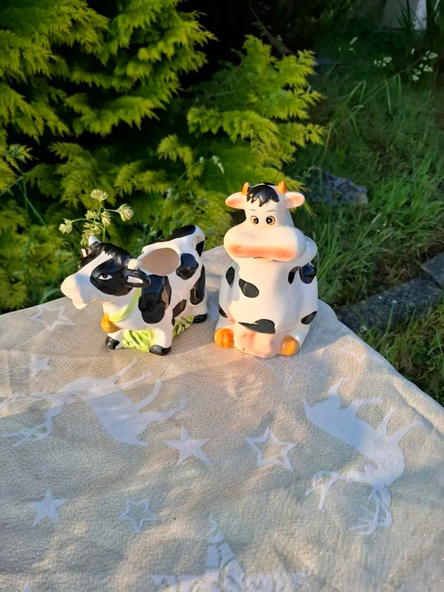 2 cows jugs postage possible