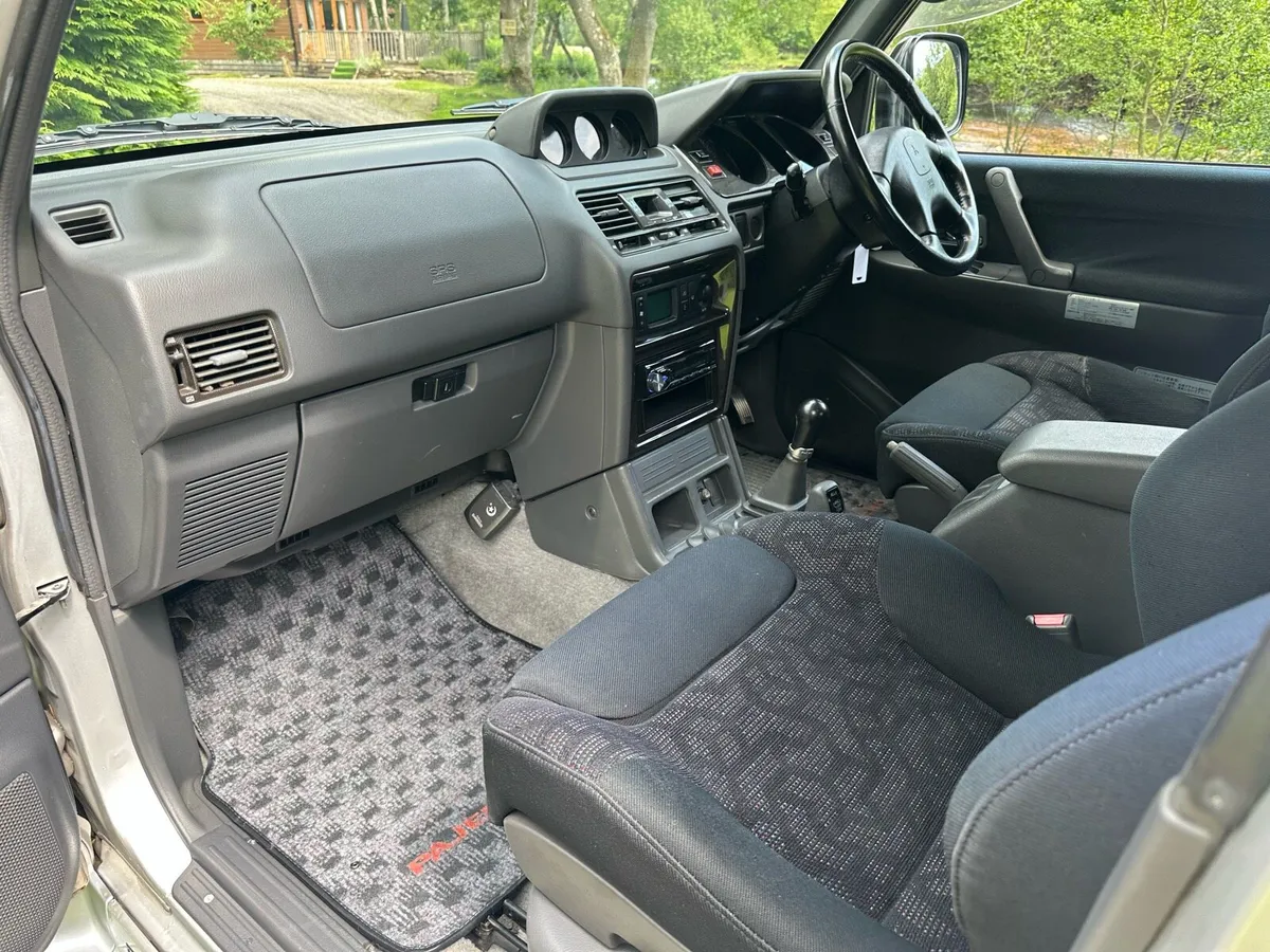 MITSUBISHI PAJERO EVOLUTION DAKAR LEGEND - Image 3