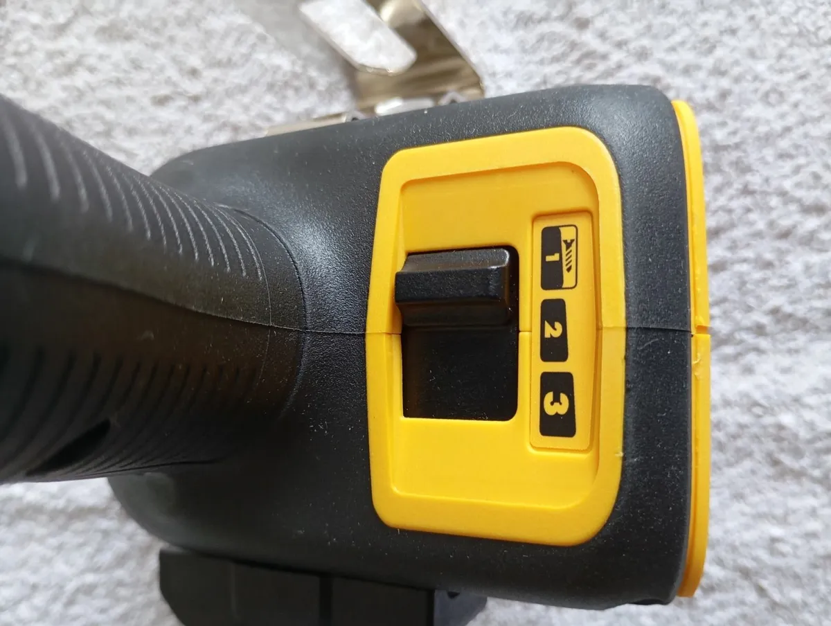 DeWalt dcf887 Impact Driver & Battery - Image 2