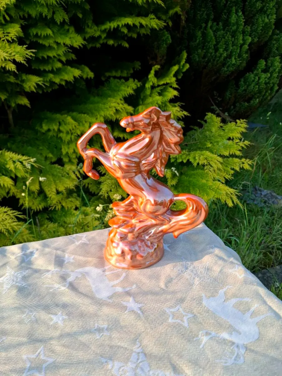 Horse statue postage possible