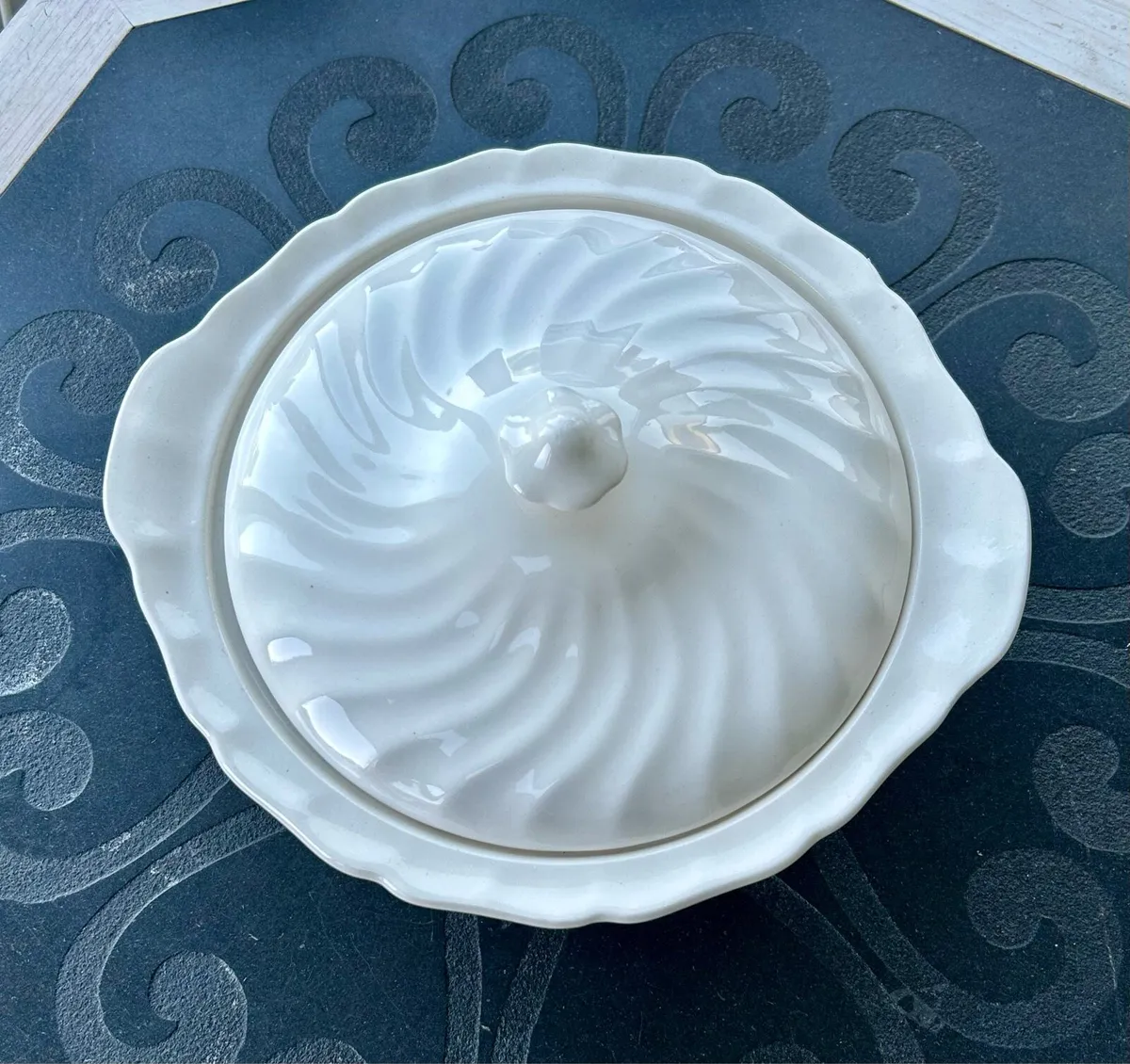 Vintage Johnson Bros serving dish with lid - Image 1