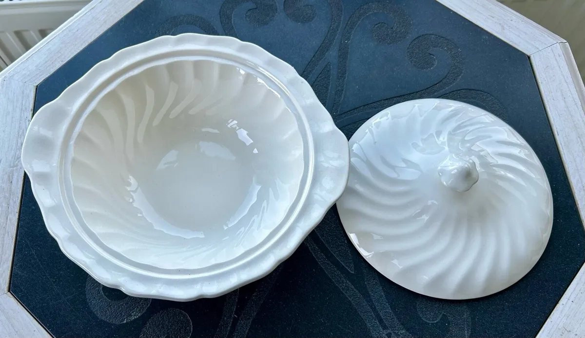 Vintage Johnson Bros serving dish with lid - Image 4