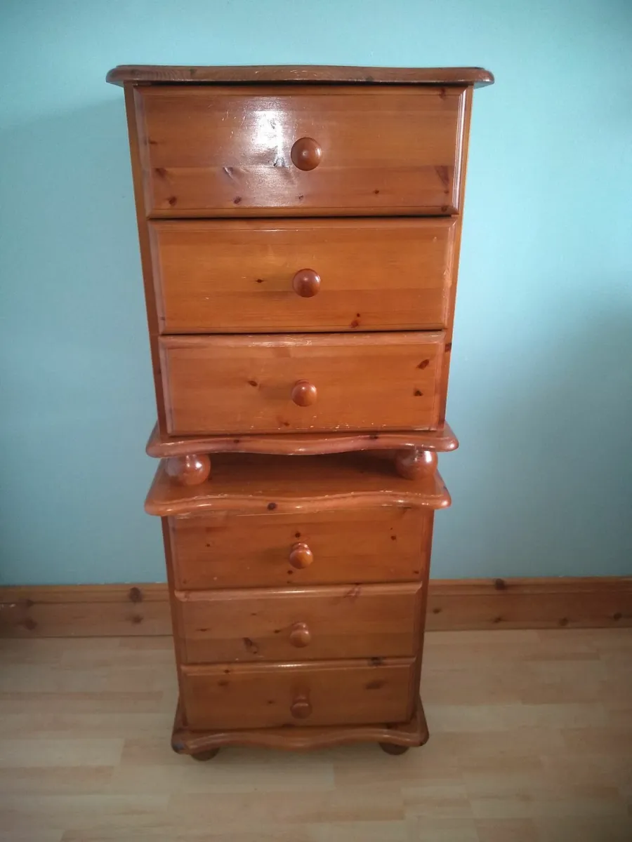 Pair of bedside lockers - Image 1
