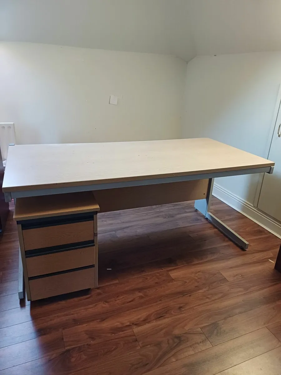 Office desk/drawer's/chair - Image 1