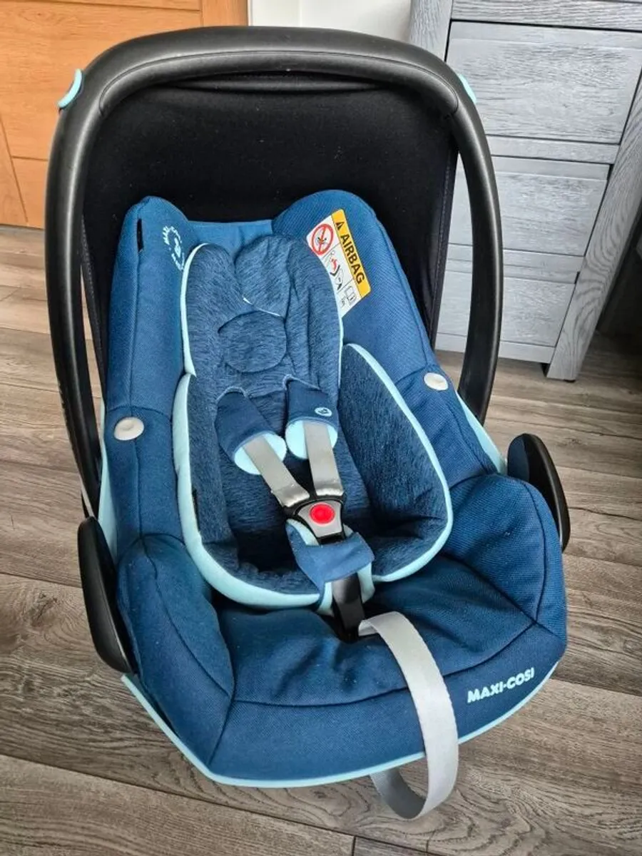 Maxi Cosy Pebble and Isofix Base - Image 1