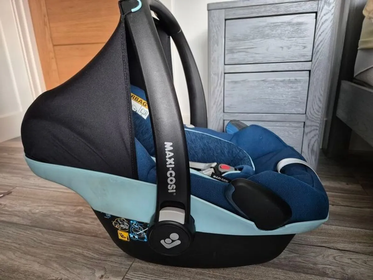 Maxi Cosy Pebble and Isofix Base - Image 3