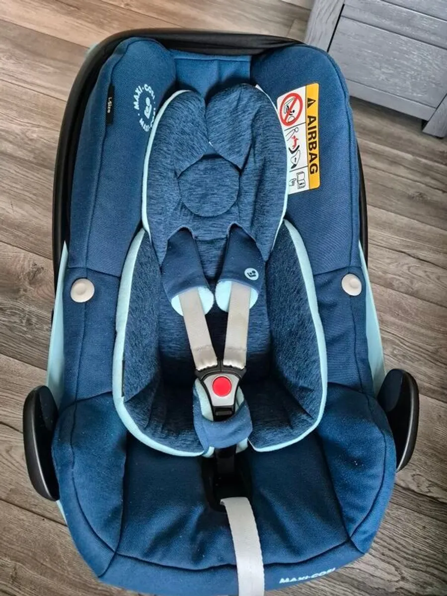 Maxi Cosy Pebble and Isofix Base - Image 4