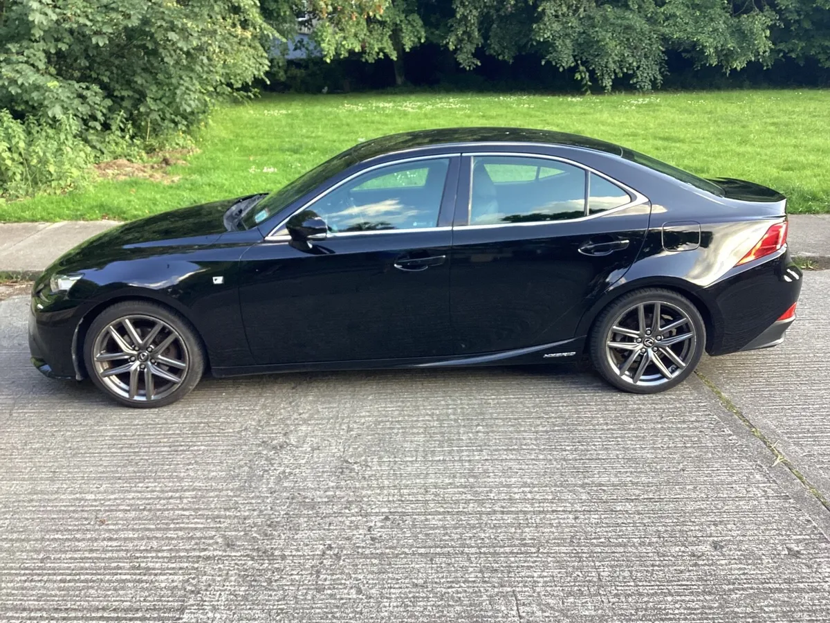 Lexus IS300 F Sport Hybrid 2016 - Image 4