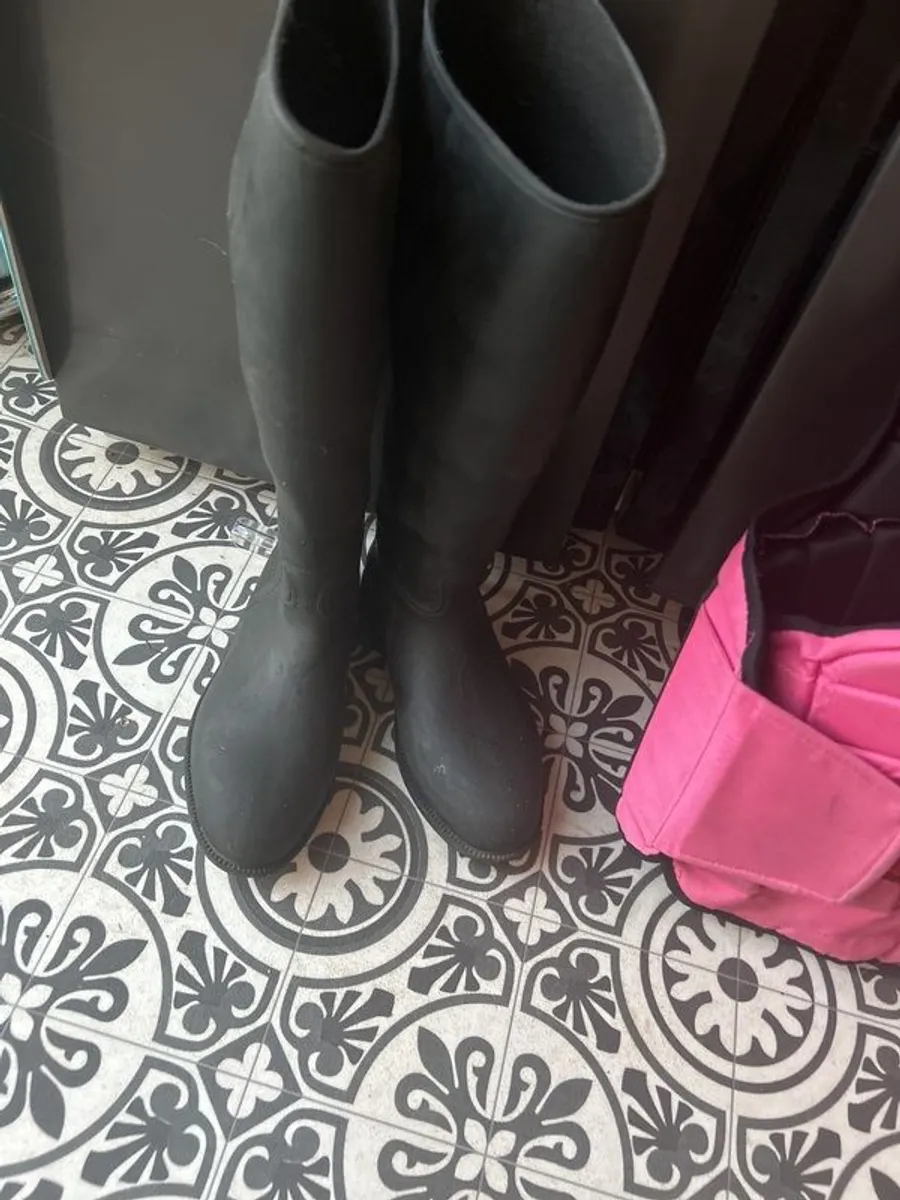 back protector and boots - Image 3