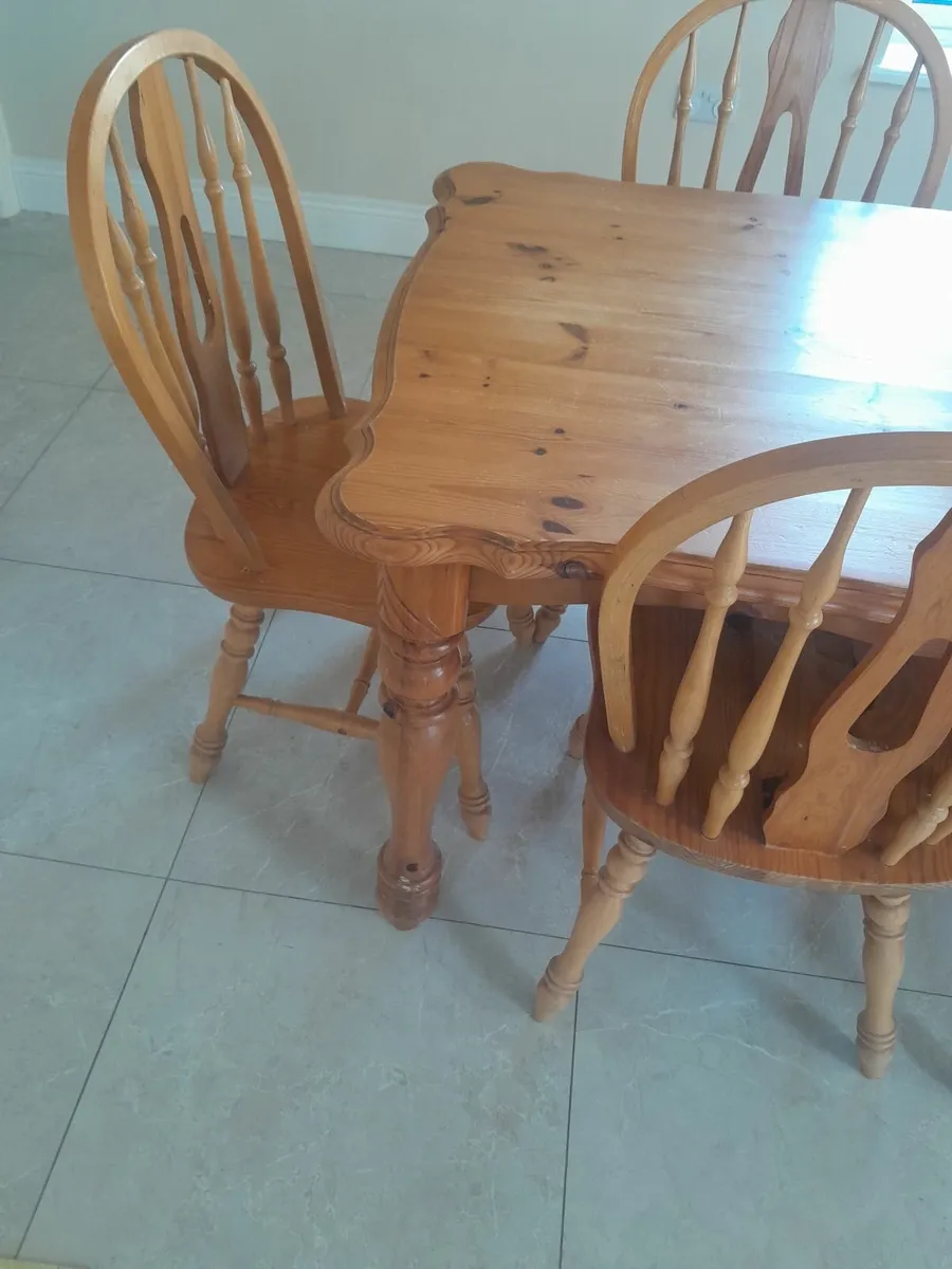 Dining table and 6 chairs - Image 1