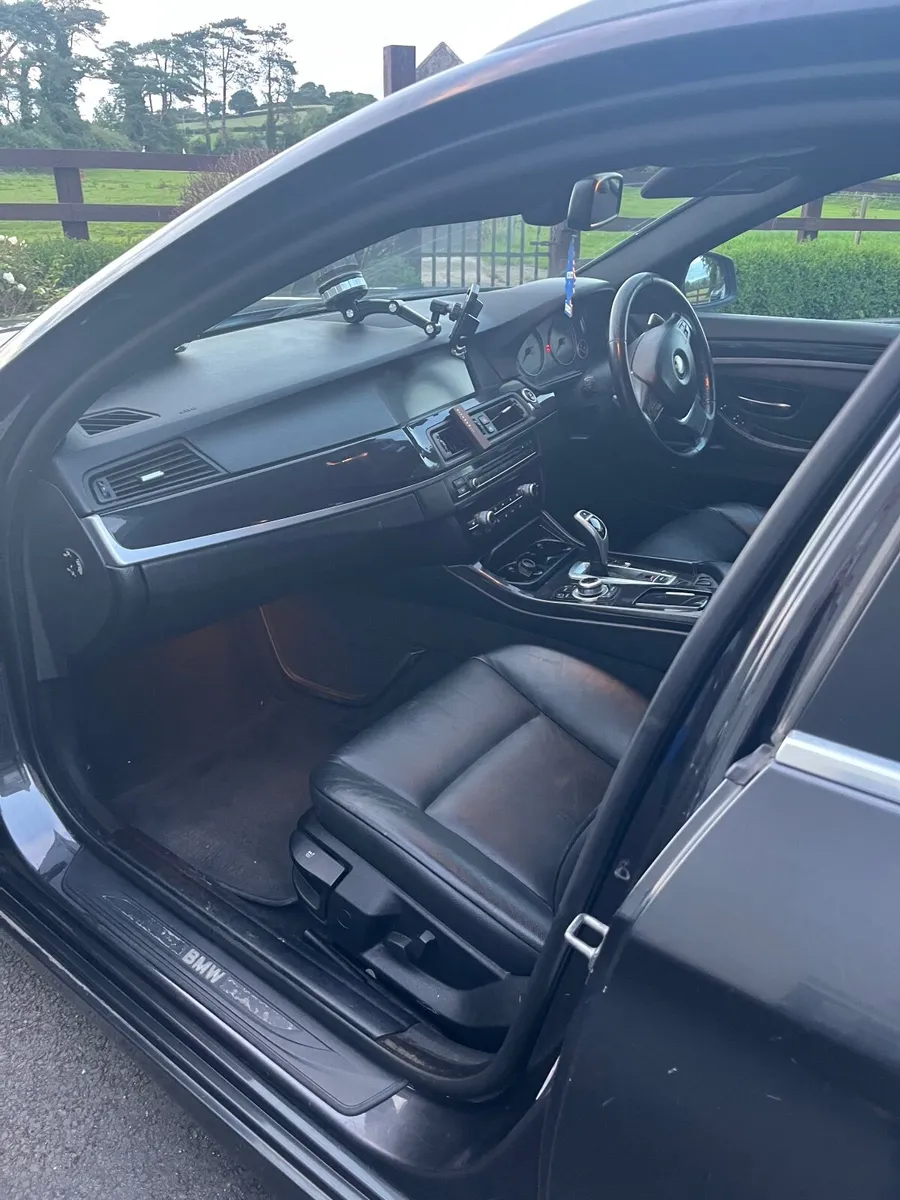BMW 5-Series 2011 - Image 4
