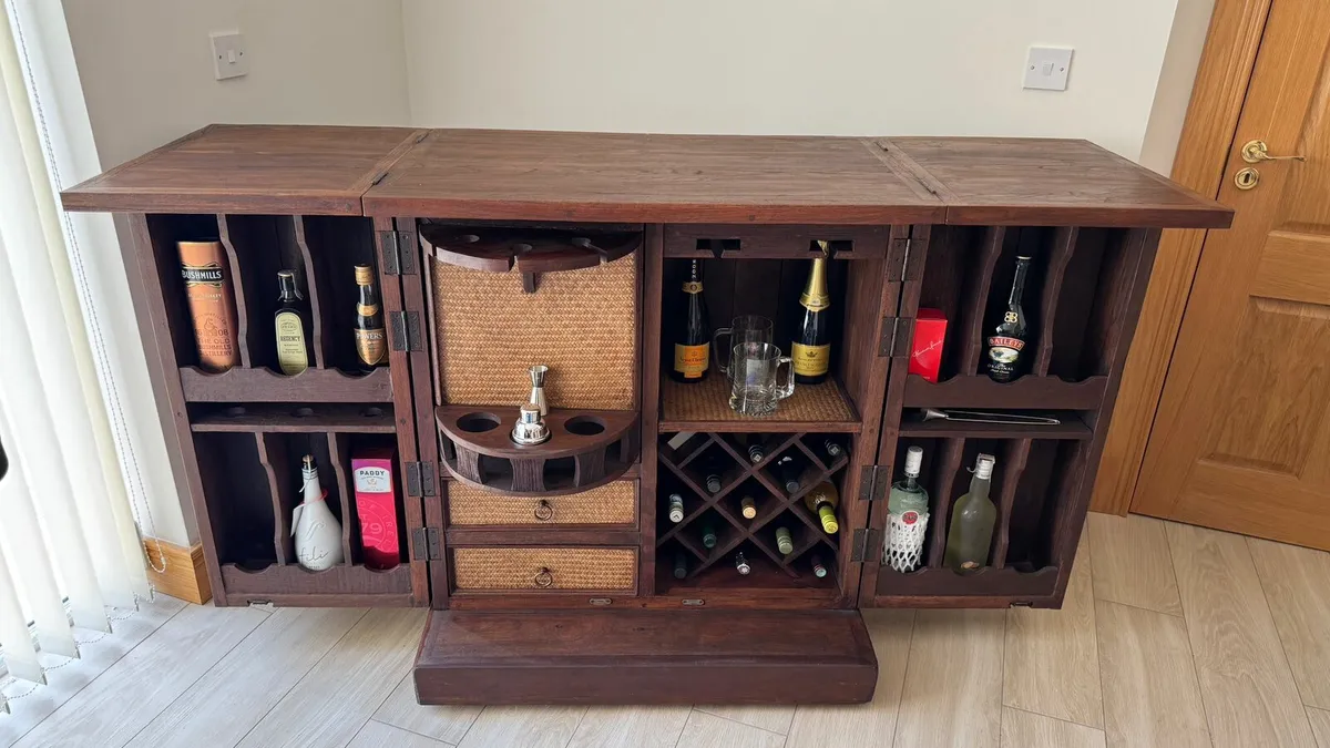 Bar counter and stools - Image 4