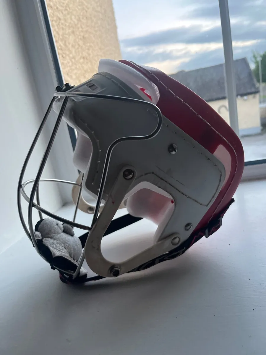 Hurling helmet - Image 1