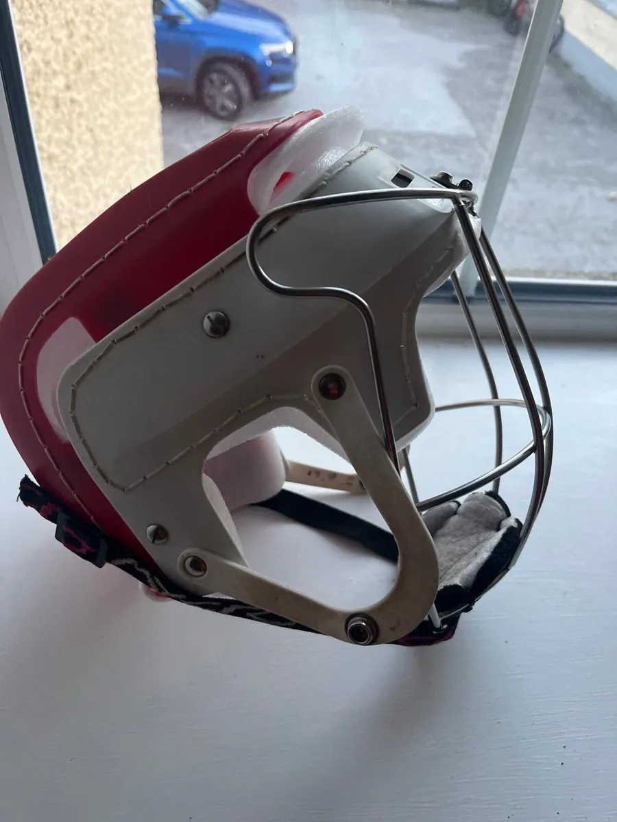 Hurling helmet - Image 3