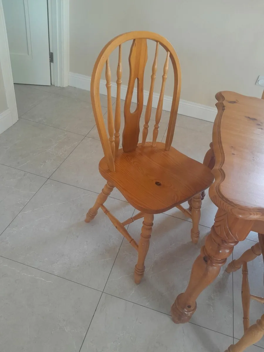 Dining table and 6 chairs - Image 4
