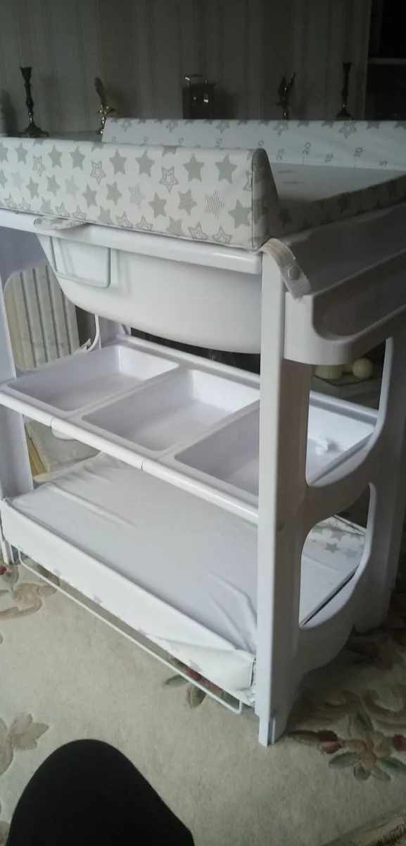 Babylo Bath and Baby changer - Image 1